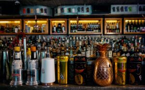 propinas en hostelería - bote de propinas en la barra de un bar