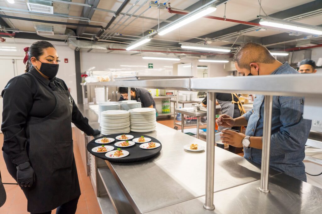 categorías profesionales en hostelería - equipo de cocina y sala