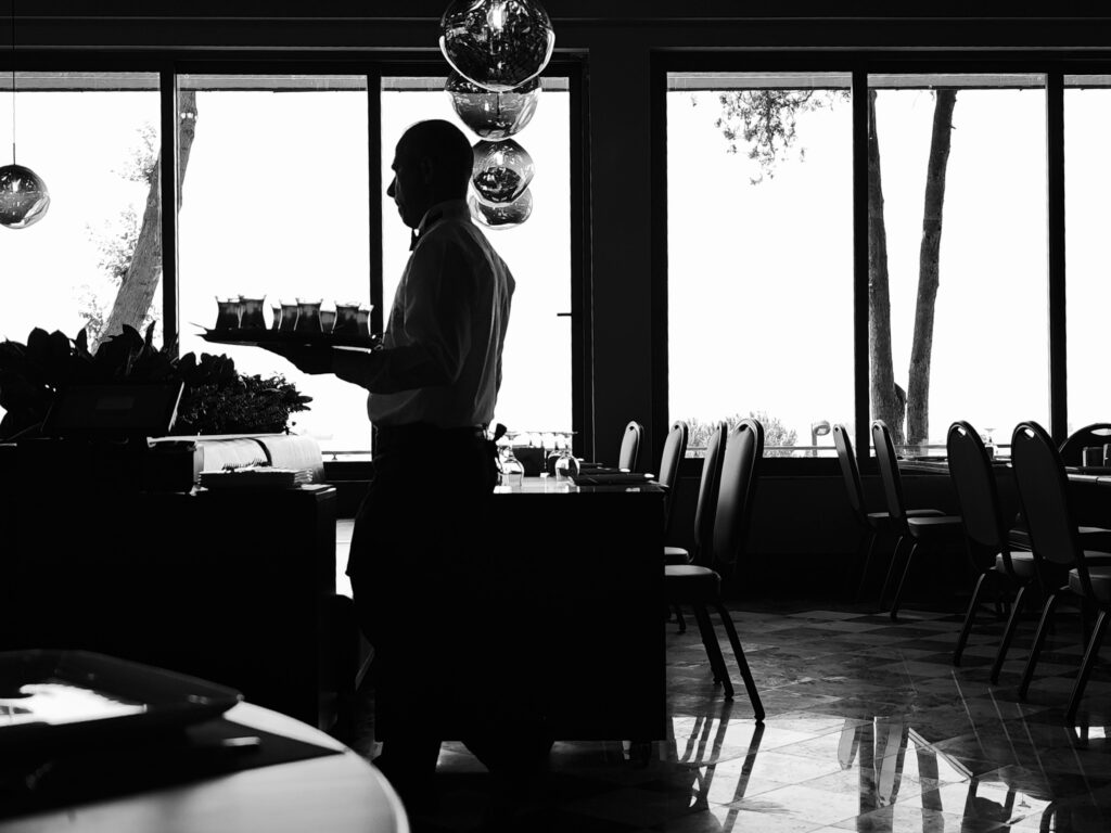 salario de camarero - camarero sirviendo en sala de restaurante