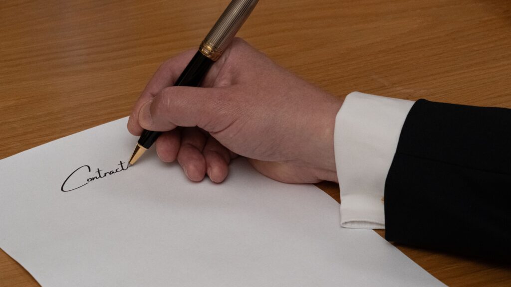 tipos de contrato en hostelería - firma de contrato de trabajo
