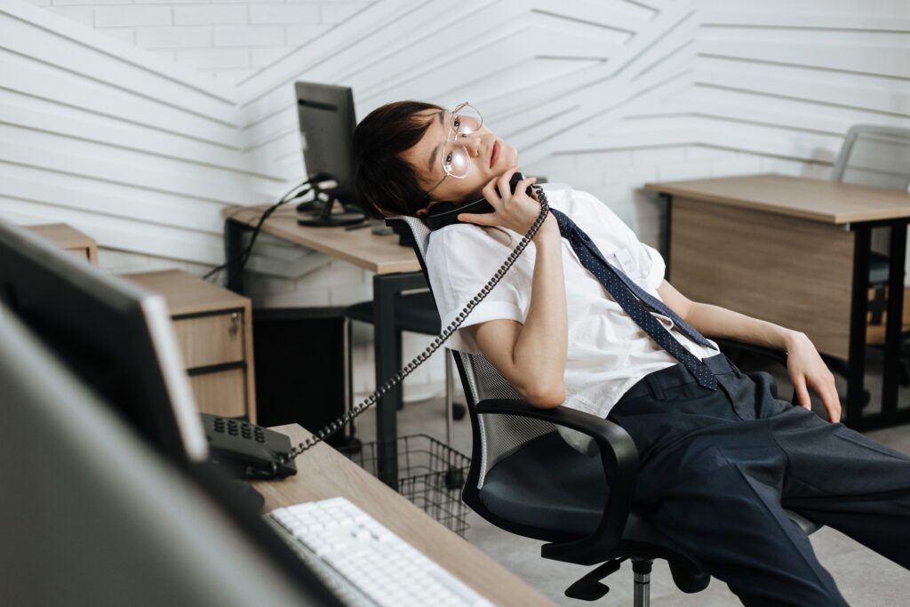 fijo discontinuo no me llaman - trabajador esperando llamada de la empresa