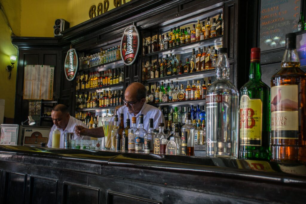 abrir un bar obligaciones laborales - local preparando apertura